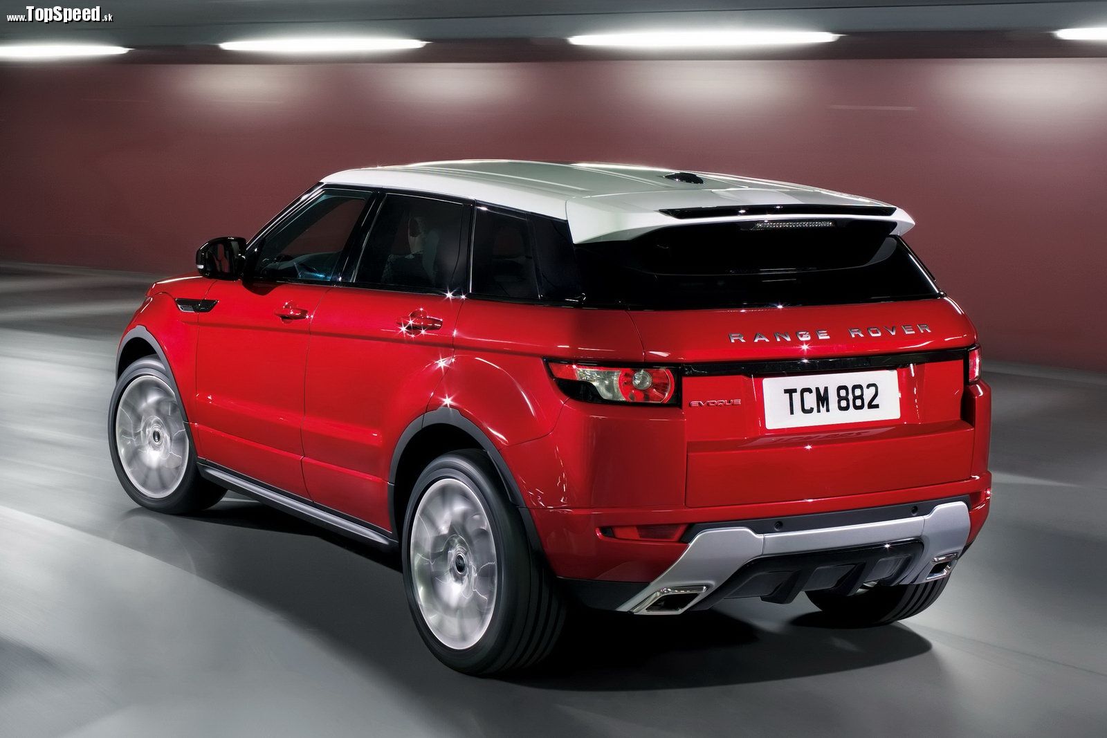 Druhé miesto obsadil Range Rover Evoque. Celkom pekné auto.